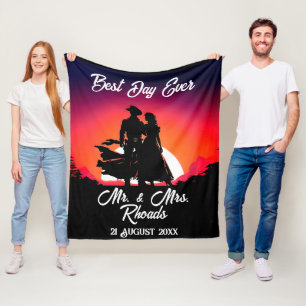 Cowboy und Britin bei sonniger Hochzeit Fleecedecke