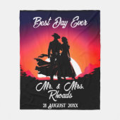 Cowboy und Britin bei sonniger Hochzeit Fleecedecke (Vorderseite)