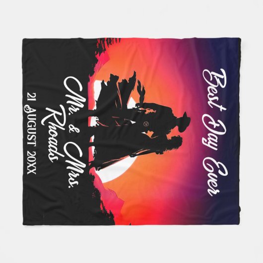 Cowboy und Britin bei sonniger Hochzeit Fleecedecke (Vorderseite (Horizontal))