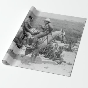 Cowboy und Geschäftsmann spielen Dame auf einem Pf Geschenkpapier