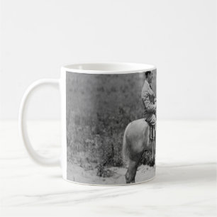Cowboy und Geschäftsmann spielen Schachbretter auf Kaffeetasse