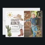 Cowboy Western Wild West Kids Foto Geburtstag Einladung<br><div class="desc">Das Cowboy-Foto mit seinem Cowboy-Thema lädt mit einem weißen Hintergrund,  Cowboyhut,  Cowboy-Stiefel,  Kakteen und der Sonne ein. Die Rückseite weist einen weißen Hintergrund mit Kuhmustern auf. Personalisieren Sie Ihre Bedürfnisse. In meinem Geschäft finden Sie passende Produkte.</div>