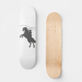 Cowboy wirft Brille auf Reiten Skateboard (Vorderseite)