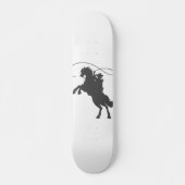 Cowboy wirft Brille auf Reiten Skateboard (Vorne)