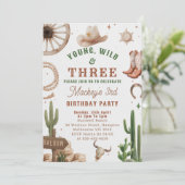 Cowboy Young Wild & Three Birthday Invitation  Einladung (Stehend Vorderseite)