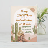 Cowboy Young Wild und Drei Wüste Geburtstag Einladung (Stehend Vorderseite)