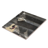 Cowboyhut auf der Gitarre, die auf Blockhaus sich Fliese (Seite)