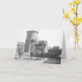 Cowboys auf den Pferden, die vor einem Zug Karte (Gelbe Blume)