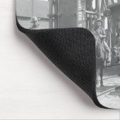 Cowboys auf den Pferden, die vor einem Zug Mousepad (Ecke)