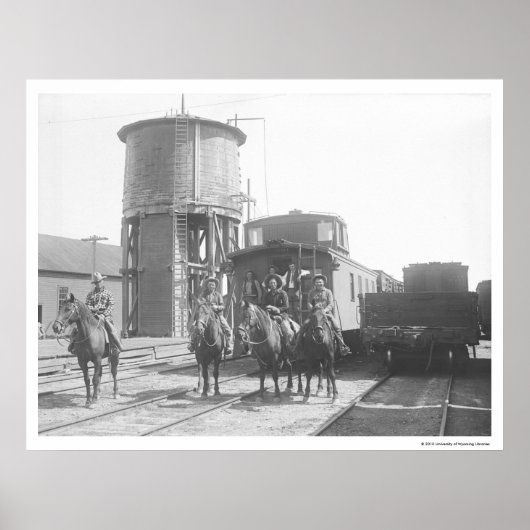 Cowboys bei Pferden, die vor einem Zug posieren Poster (Vorne)