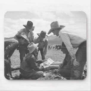Cowboys beim Betrachten einer Zeitschrift Mousepad