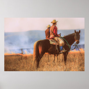 Cowboys beobachten das Burning der Flint Hills Poster
