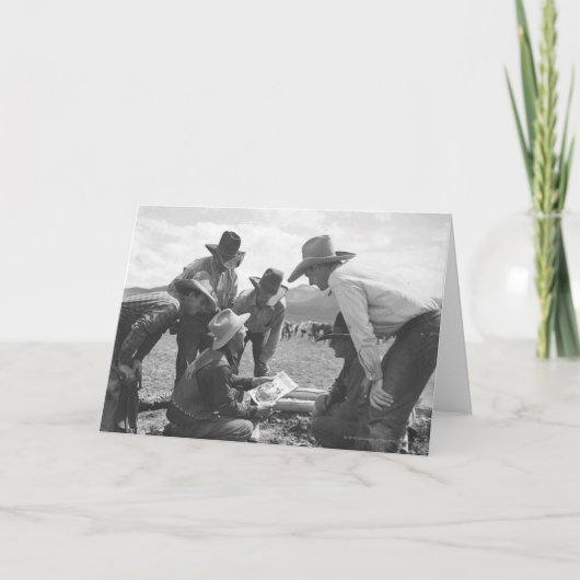 Cowboys, die eine Zeitschrift schauen Karte (Vorderseite)