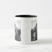 Cowboys, die eine Zeitschrift schauen Tasse (Zentrum)