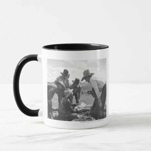 Cowboys, die eine Zeitschrift schauen Tasse (Links)