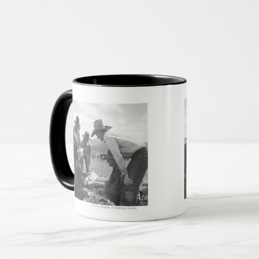 Cowboys, die eine Zeitschrift schauen Tasse (Vorderseite Links)