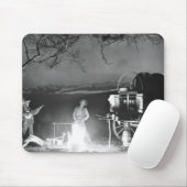 Cowboys, die um ein Lagerfeuer spielen und singen Mousepad (Mit Mouse)