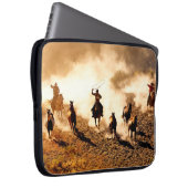 Cowboys, die wilde Pferde jagen. Laptopschutzhülle (Vorne Rechts)