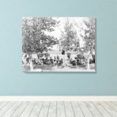 Cowboys essen am Boden unter Bäumen zu Abend Leinwanddruck (Insitu (Holzboden))