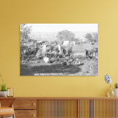 Cowboys essen um ein Campingfoto herum Leinwanddruck (Insitu (Wohnzimmer))