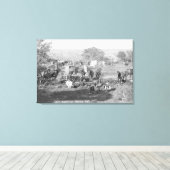 Cowboys essen um ein Campingfoto herum Leinwanddruck (Insitu (Holzboden))