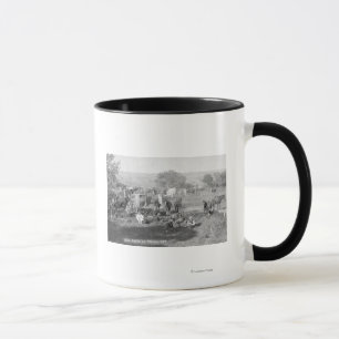 Cowboys essen um ein Campingfoto herum Tasse