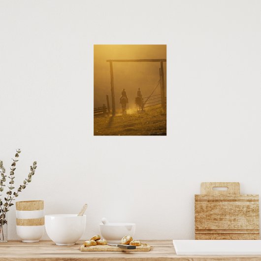 Cowboys fahren bei Dämmerung durch Tor Poster (Küche)