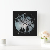 Cowboys und Pferde, die den großen Vollmond jagen Quadratische Wanduhr (Zuhause)