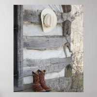 Cowboystiefel und Hut außerhalb der Blockhütte