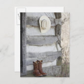 Cowboystiefel und Hut außerhalb der Blockhütte Postkarte (Vorne/Hinten)