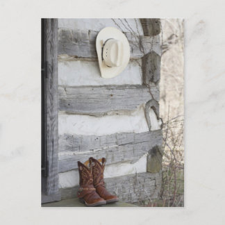 Cowboystiefel und Hut außerhalb der Blockhütte Postkarte