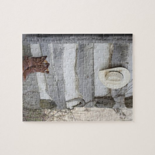 Cowboystiefel und Hut außerhalb der Blockhütte Puzzle (Horizontal)