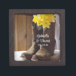 Cowboystiefel Western Hochzeit Kiste<br><div class="desc">Passen Sie die zauberhaften Gelben Düfte und Cowboy Boots Country Western Hochzeit Geschenkboxen mit den persönlichen Namen der Braut und Bräutigam und März, April oder Mai Frühjahrsfeier, um ein Sake-Geschenk für die Neuvermählten oder Dankeschön für Ihre Hochzeitsbegleiter, Brautmädchen und Brautparty. Dieses rustikale, schicke Ranch-Thema Schmuckkasten zeigt ein malerisches Blumenfoto mit...</div>