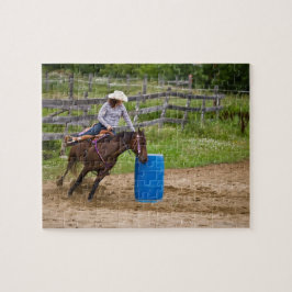 Cowgirl auf dem Pferd, das im Fass-Rennen in Puzzle