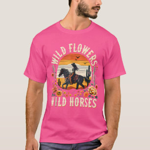 Cowgirl beim Reiten eines Pferdes bei Sonnenunterg T-Shirt