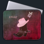 Cowgirl Boots Hat Butterfly Burgundy Personalisier Laptopschutzhülle<br><div class="desc">Ein Paar Cowgirl Stiefel mit Sporen mit einem Hut und ein Paar Schmetterlinge. Der Hintergrund ist eine Denim-Textur in einer weinroten Farbe. Personalisieren Sie den Text vor dem Auschecken,  indem Sie ihn bearbeiten oder löschen. Farbe und Stil des Textes können im Menü Bearbeiten geändert werden.</div>