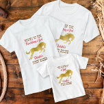 Cowgirl erstes Rodegold Pferdegeburtstag passend T-Shirt<br><div class="desc">Cowgirl erste Rodeo Rodeo Rosa und goldenes Pferd Geburtstag passend T - Shirt für Familienfotos. Goldenes Pferd,  Western-Drehbuch.</div>