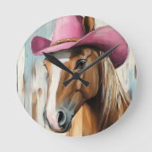 Cowgirl Time: Hot Pink Hat Pferd Rustikaler Charm Runde Wanduhr (Vorderseite)