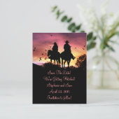 Cowgirl und Cowboy Riding Save the Date Postcard Ankündigungspostkarte (Stehend Vorderseite)