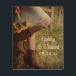 Cowgirl und Sonnenblumen Country Western Hochzeit Holzwanddeko<br><div class="desc">Der charmante Cowgirl und Sunflowers Country Western Wedding Wood Canvas Print kann mit den Namen der Braut und Bräutigam personalisiert werden und spezielle Ehefeiertag zu einem bleibenden Sake zu schaffen. Dieser rustikale, schicke, eigenhändige Holznuancenprint zeigt ein malerisches Foto einer Braut mit einem weißen Hochzeitskleid und braunen Leder Cowboy-Stiefeln, die einen...</div>
