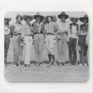 Cowgirls bei Cheyenne Frontier Days, 1929. Mousepad