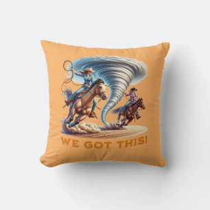 Cowgirls, die ein Tornado-Kissen "Wir haben das Go Kissen