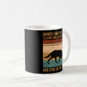Coyote Jagdteam Bleibe Niedrig Bleibe auf der Jagd Kaffeetasse (VorderseiteRechts)