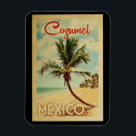 Cozumel Magnet Palm Tree Vintage Travel<br><div class="desc">Ein einzigartig Retro Mitte des Jahrhunderts modernen Cozumel Mexico Kunstdruck im Vintage Reise Poster Stil. Es verfügt über eine geschwungene Palme am Sandstrand mit Ozean unter einem blauen bewölkten Himmel.</div>