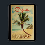 Cozumel Magnet Palm Tree Vintage Travel<br><div class="desc">Ein einzigartig Retro Mitte des Jahrhunderts modernen Cozumel Mexico Kunstdruck im Vintage Reise Poster Stil. Es verfügt über eine geschwungene Palme am Sandstrand mit Ozean unter einem blauen bewölkten Himmel.</div>