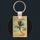 Cozumel Palm Tree Vintage Travel Schlüsselanhänger<br><div class="desc">Ein einzigartig Retro Mitte des Jahrhunderts modernen Cozumel Mexico Kunstdruck im Vintage Reise Poster Stil. Es verfügt über eine geschwungene Palme am Sandstrand mit Ozean unter einem blauen bewölkten Himmel.</div>