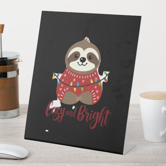 Cozy And Bright Sloth Christmas Lights (1) Sockelschild (In Situ)