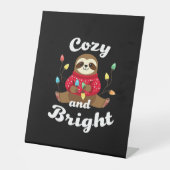 Cozy And Bright Sloth Christmas Lights (2) Sockelschild (Vorderseite)