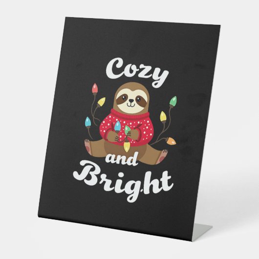 Cozy And Bright Sloth Christmas Lights (2) Sockelschild (Vorderseite)