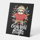 Cozy And Bright Sloth Christmas Lights (3) Sockelschild (Vorderseite)